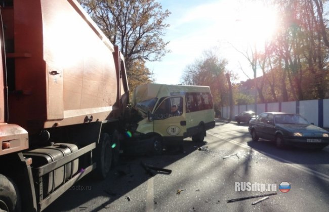 В Калининграде маршрутка врезалась в мусоровоз