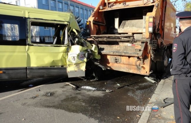 В Калининграде маршрутка врезалась в мусоровоз