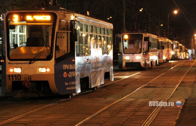 В Москве в ДТП с участием тягача и трамвая погиб человек