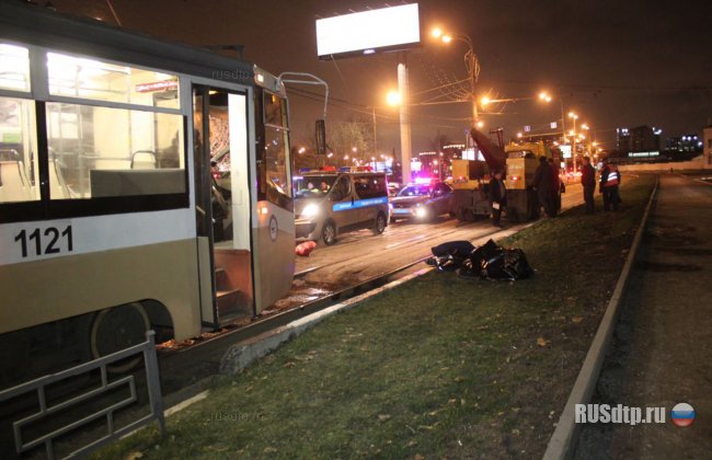 В Москве в ДТП с участием тягача и трамвая погиб человек