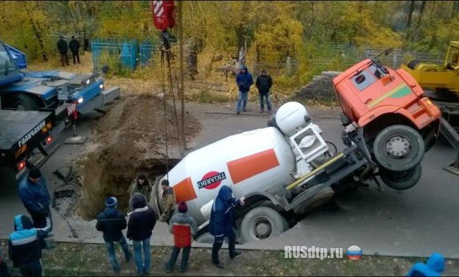 В Воронеже бетономешалка провалилась под асфальт