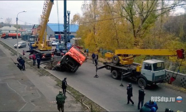 В Воронеже бетономешалка провалилась под асфальт