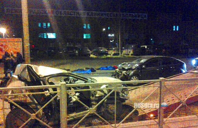 В Петербурге лихач протаранил стоящие на светофоре машины. Погибли 3 человека