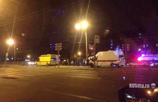 В Петербурге лихач протаранил стоящие на светофоре машины. Погибли 3 человека