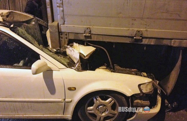 В Иркутске водитель погиб, врезавшись в стоящий грузовик