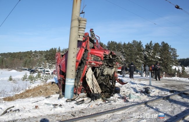 Под Екатеринбургом пьяный водитель грузовика протаранил поезд