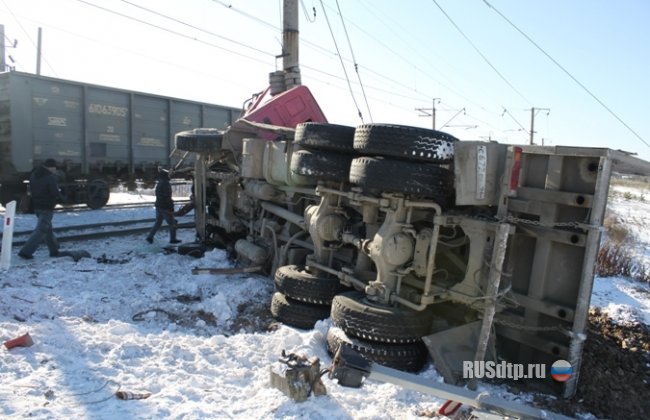 Под Екатеринбургом пьяный водитель грузовика протаранил поезд