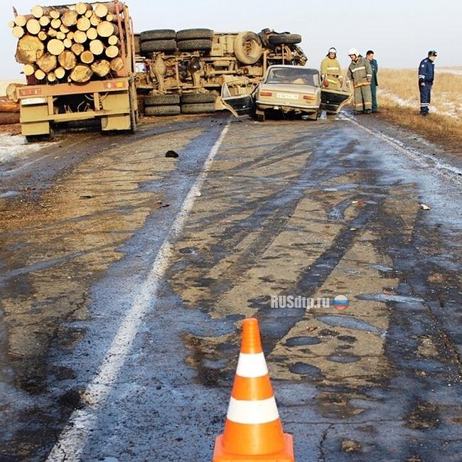 В Иркутской области в ДТП с лесовозом погибли 5 человек