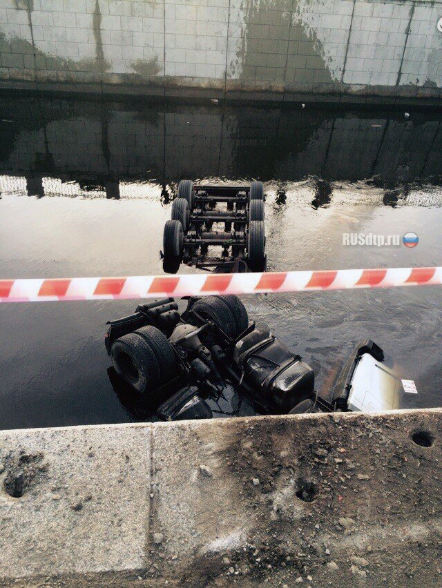 В Петербурге бензовоз протаранил 15 автомобилей и упал в канал