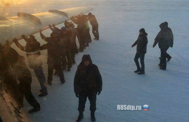 В аэропорту Игарки пассажиры подтолкнули примерзший к полосе Ту-134