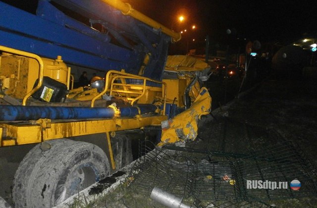 В аварии с участием бетононасоса погибли два человека