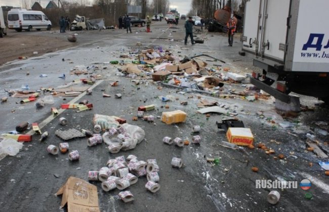 В крупной аварии под Псковом погибли 2 человека