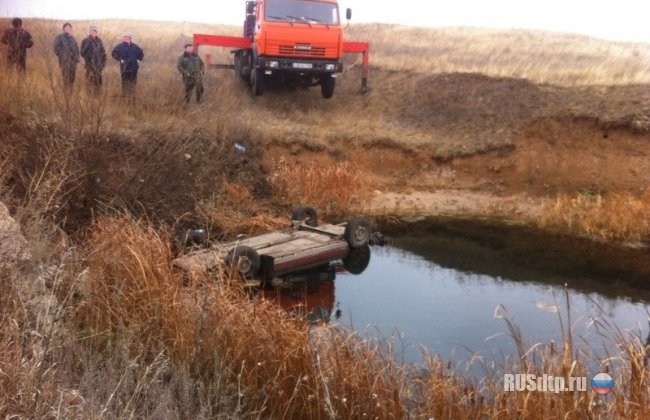 Водитель утонул в канаве вместе со своим автомобилем