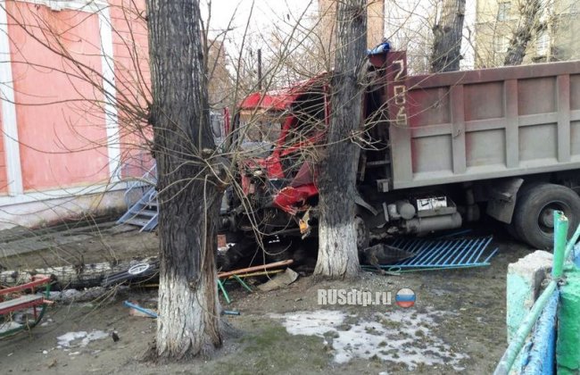В Новосибирске грузовик въехал на территорию детсада