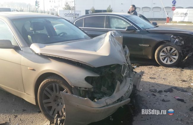 На Новорижском шоссе столкнулись два BMW