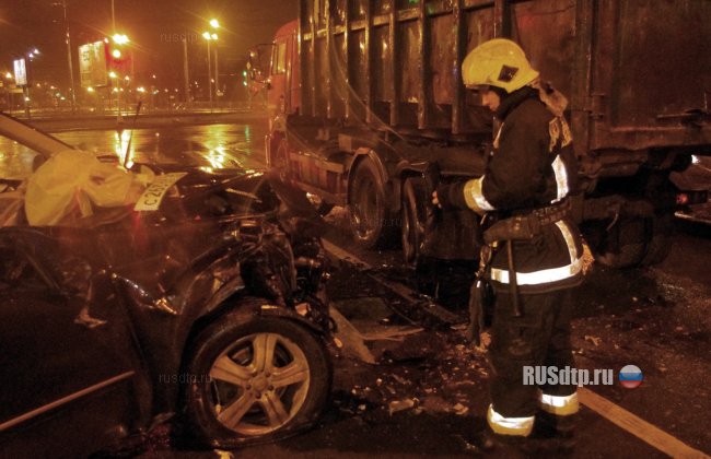 В Петербурге при столкновении с КАМАЗом погибла пассажирка «Мерседеса»