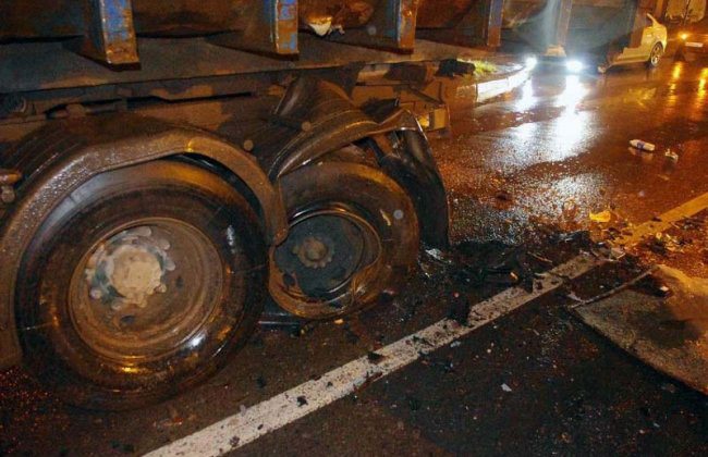 В Петербурге при столкновении с КАМАЗом погибла пассажирка «Мерседеса»
