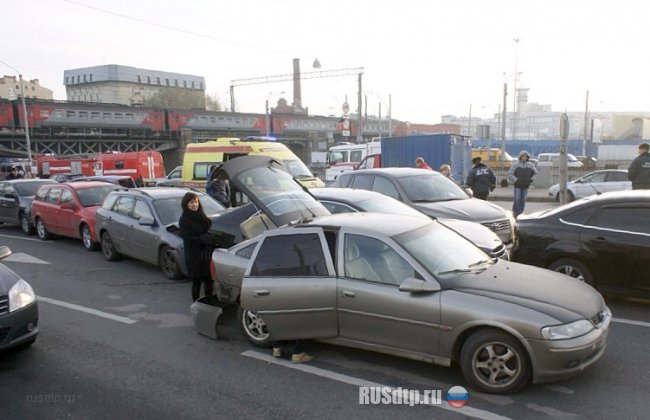 В Петербурге бензовоз протаранил 15 автомобилей и упал в канал