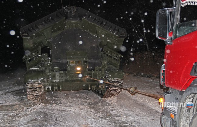 Пробку на трассе Хабаровск &#8212; Комсомольск ликвидировали при помощи танка Т-72