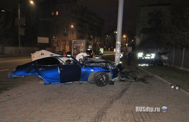 В Киеве об столб разбился спорткар «Maserati Ghibli»
