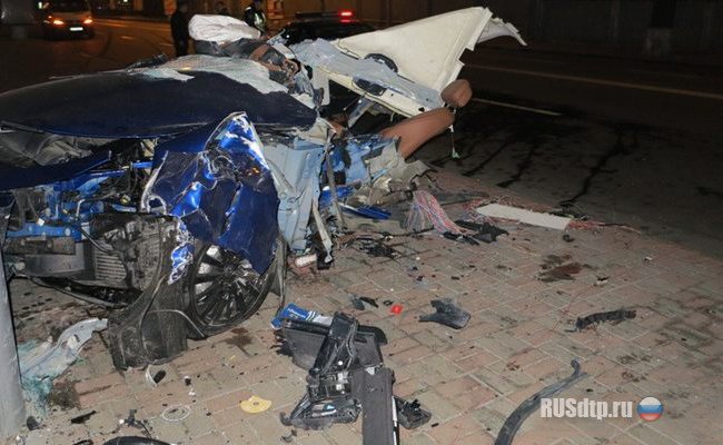 В Киеве об столб разбился спорткар «Maserati Ghibli»