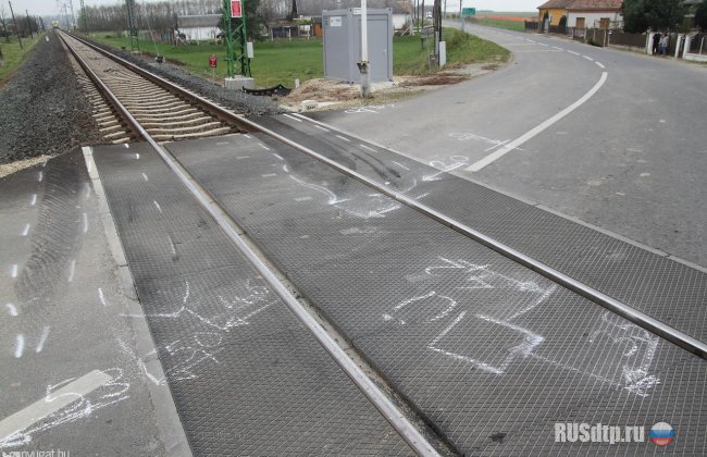 В Венгрии поезд протаранил автомобиль