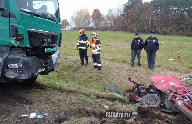 В Пльзенском крае лесовоз раздавил легковушку