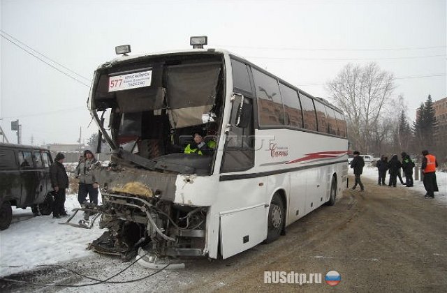 В Красноярском крае столкнулись автобус и поезд