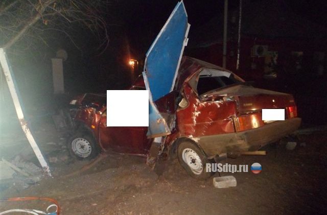 Водитель легковушки врезался в забор и погиб