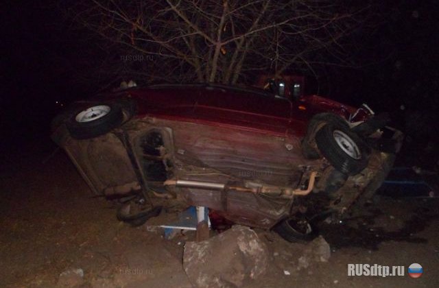 Водитель легковушки врезался в забор и погиб