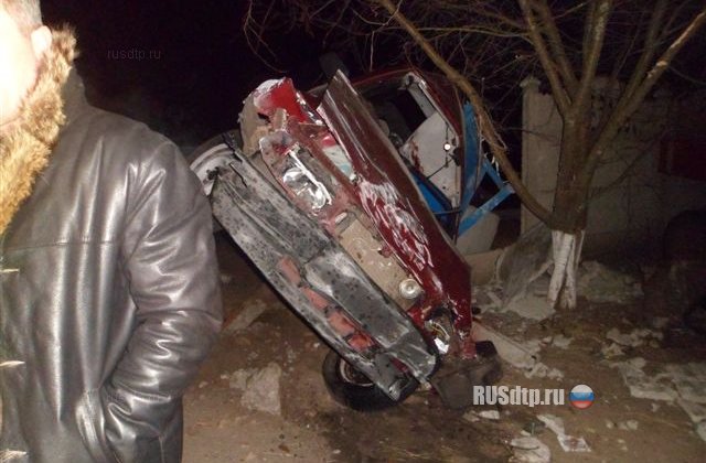 Водитель легковушки врезался в забор и погиб