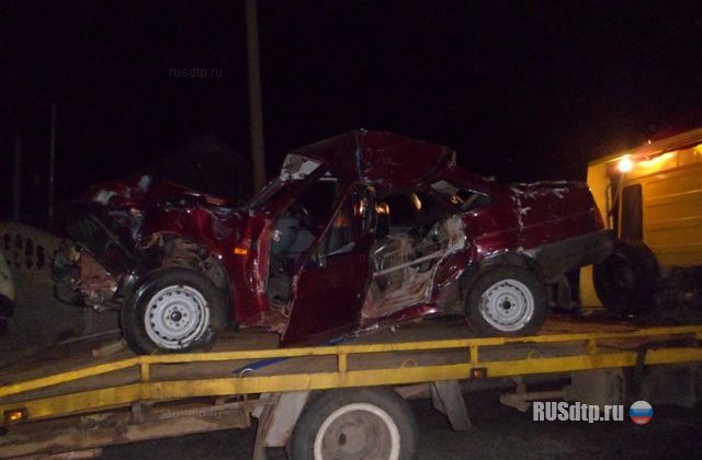 Водитель легковушки врезался в забор и погиб