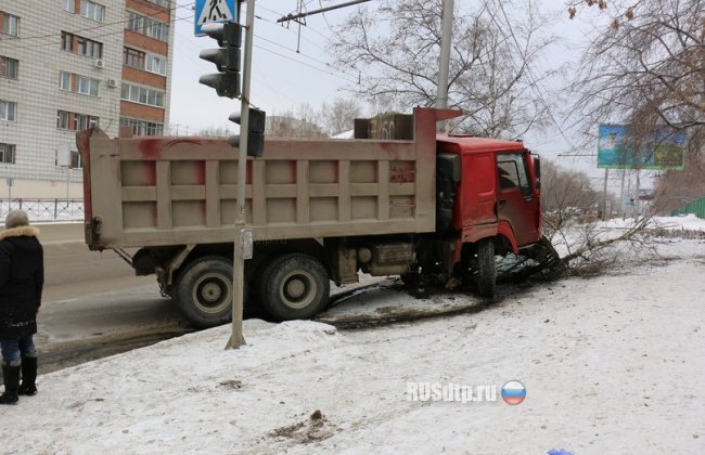 В Новосибирске HOWO врезался в столб