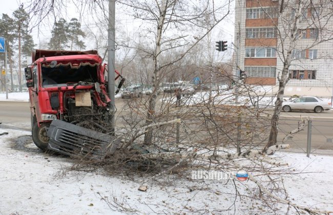 В Новосибирске HOWO врезался в столб