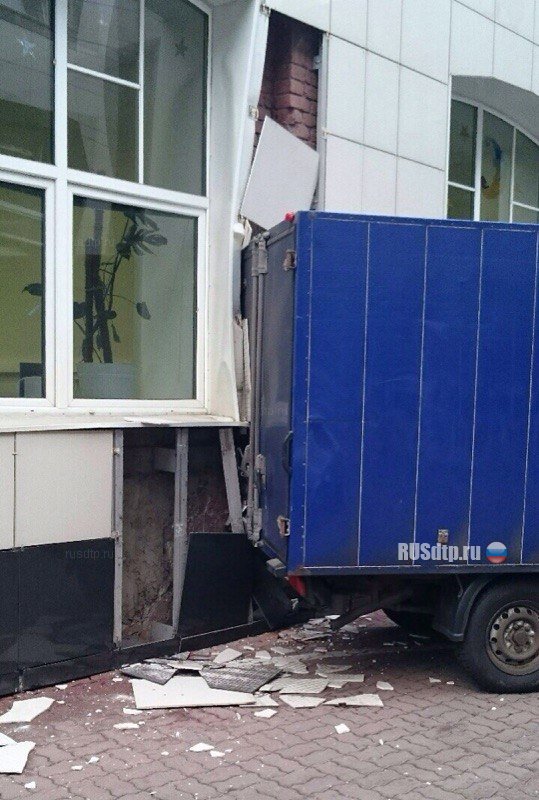 Задержание водителя, устроившего погром на парковке бизнес-центра в Москве