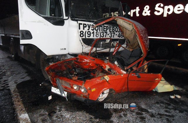Три человека погибли при столкновении грузовика и «Жигулей» на Кубани