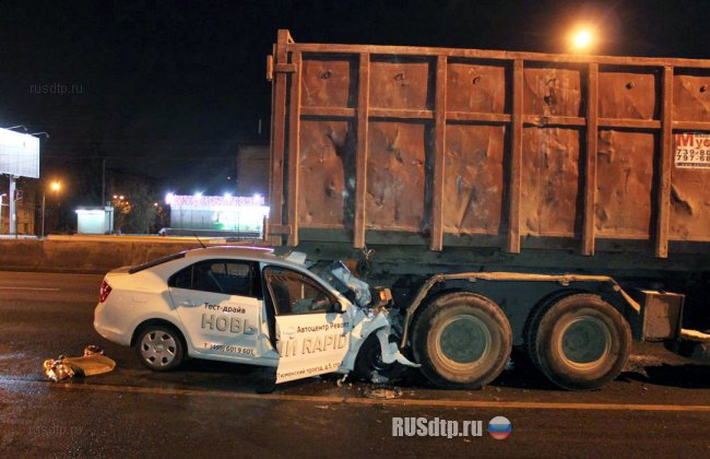 «Шкода» врезалась в мусоровоз на Каширском шоссе