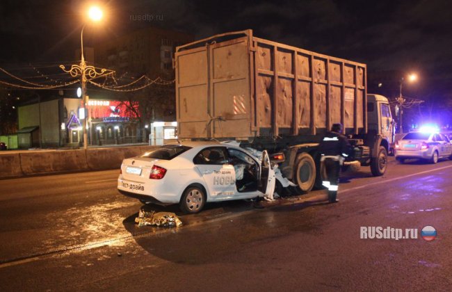 «Шкода» врезалась в мусоровоз на Каширском шоссе