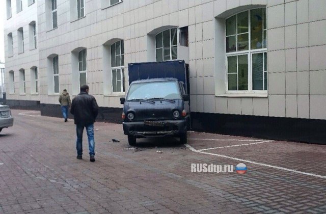 Задержание водителя, устроившего погром на парковке бизнес-центра в Москве