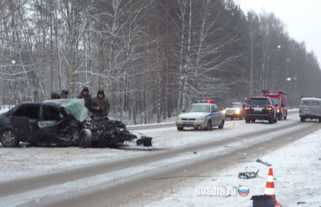 Легковушка и военный грузовик столкнулись в Ярославле