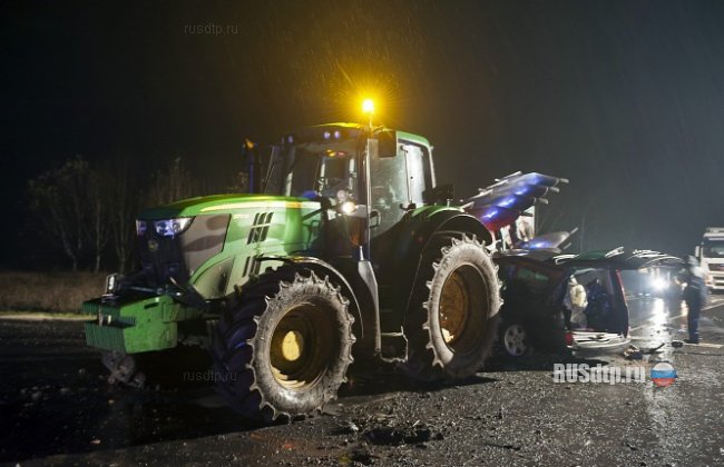 В Венгрии столкнулись минивэн и трактор