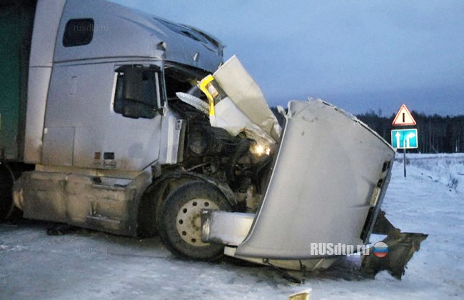 Два грузовика столкнулись на ЕКАД