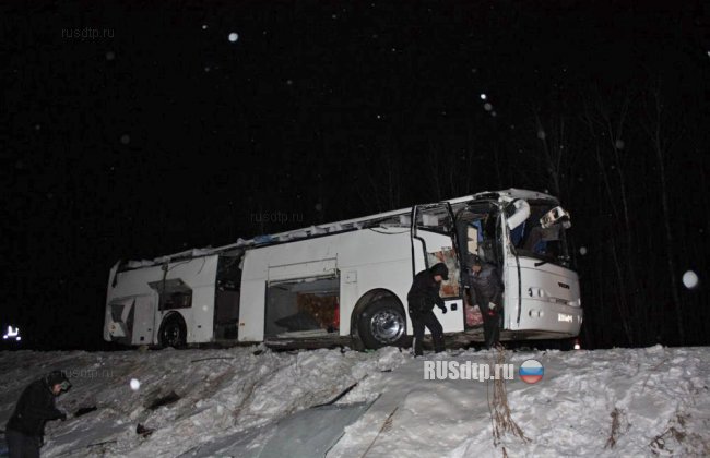 Автобус перевернулся на трассе в Красноярском крае