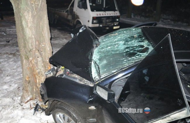 В Киеве Mitsubishi врезался в дерево. Погибли 3 человека