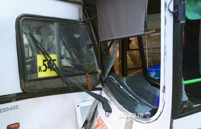Два автобуса лоб в лоб столкнулись в Пушкине