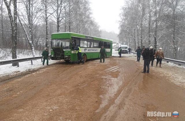 В массовом ДТП в Подмосковье столкнулись 6 автомобилей и два автобуса