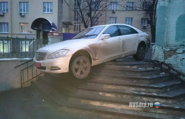 В центре Киева автомобиль оставили на ступеньках