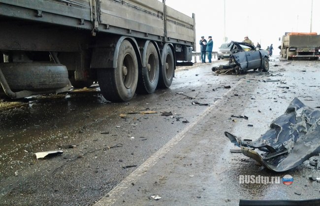 «Фольксваген» разорвало на части при столкновении с грузовиками под Тулой