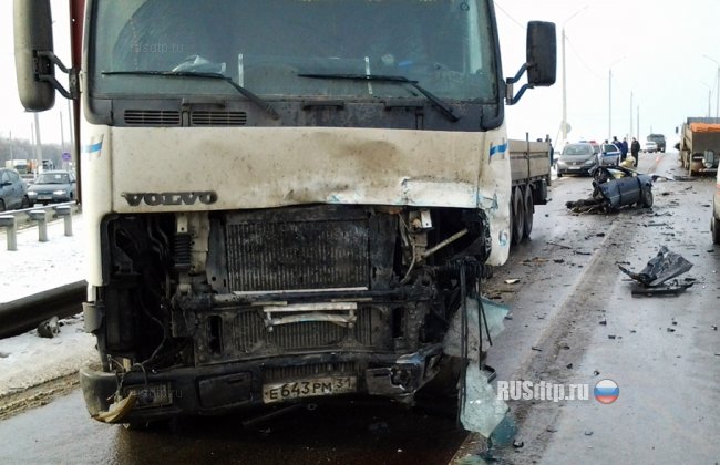 «Фольксваген» разорвало на части при столкновении с грузовиками под Тулой