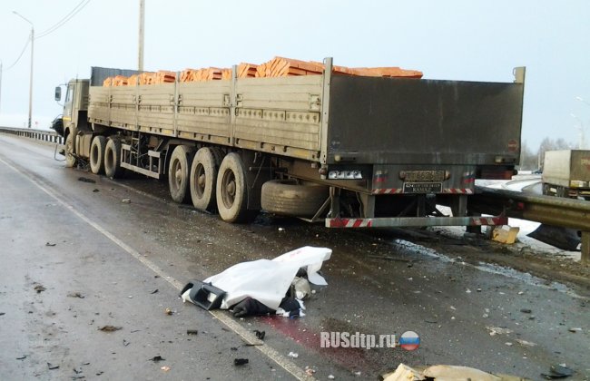 «Фольксваген» разорвало на части при столкновении с грузовиками под Тулой